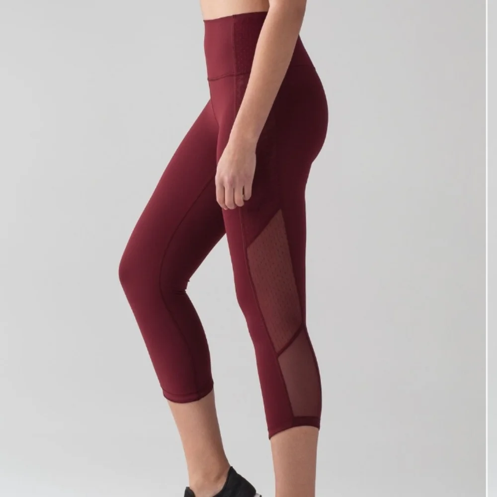 🍋Like New Lululemon Body Con Crop - Picture 2 of 13